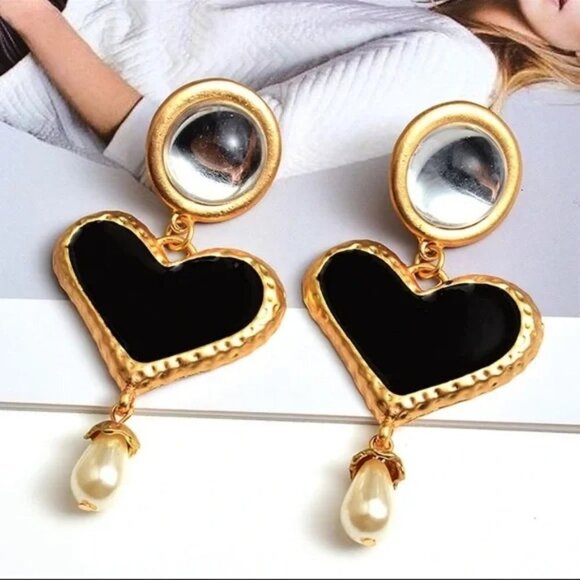 Black Hearts Dangling Earrings